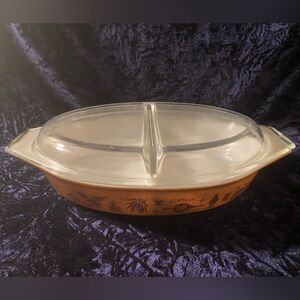 PYREX EARLY AMERICAN 1-1/2 Qt Oval Divided Casserole w/Lid. Gold on Brown